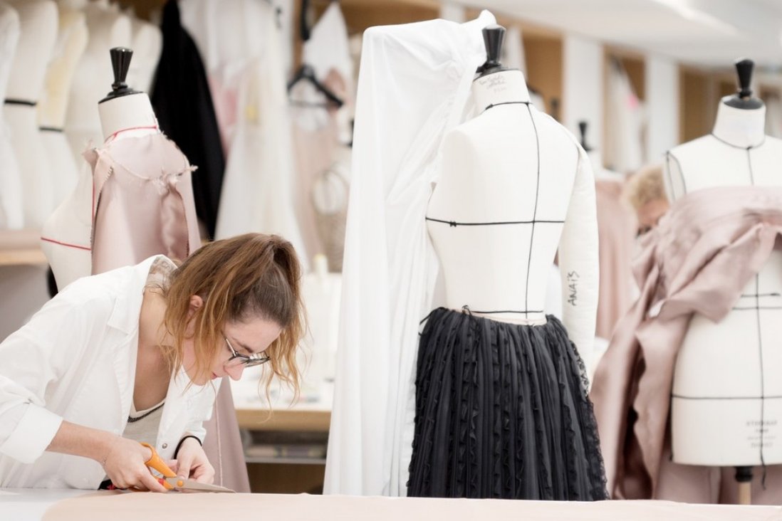 AG213 - DESAIN BUSANA DAN MODE I