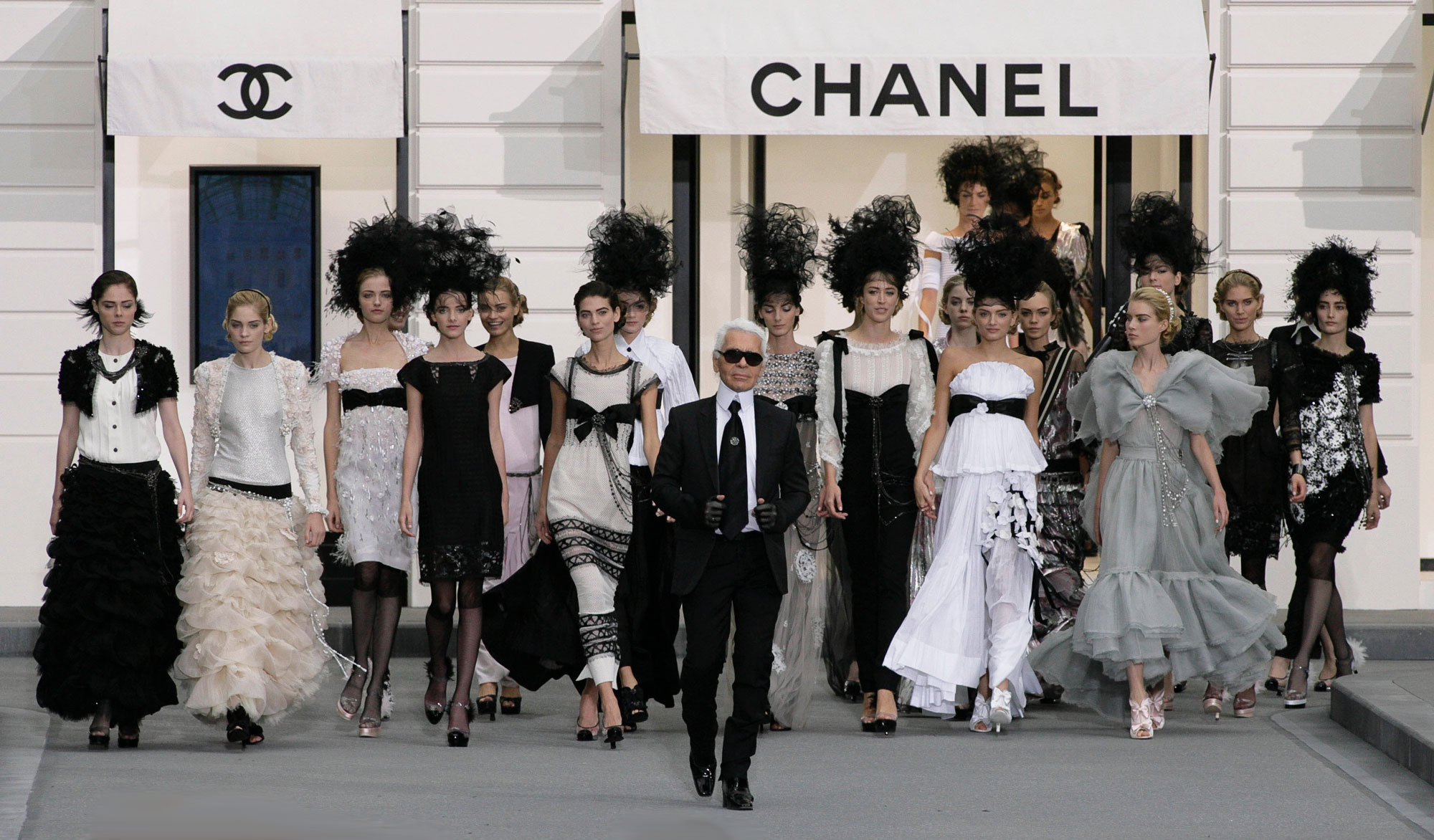 AG223 - TINJAUAN LABEL BUSANA DAN MODE